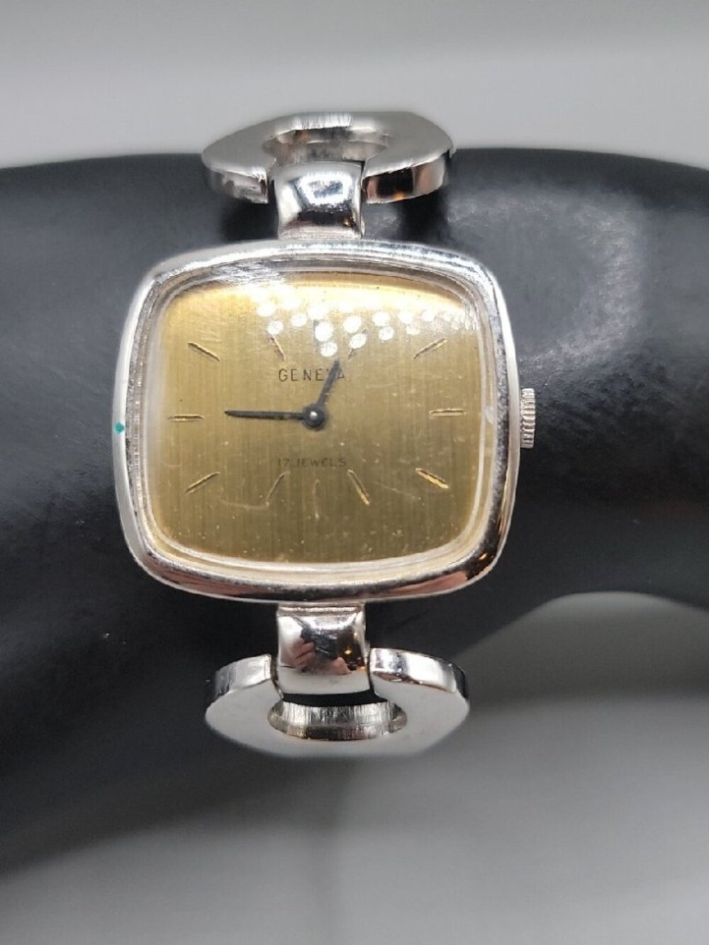 Vintage Geneva 17 Jewels Mechanical Ladies Cocktail Watch Cushion Case RUNS